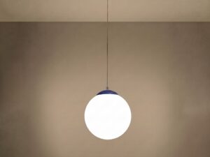 Miniaturka 22 - Minimalistyczna lampa wisząca 30 cm dla nowoczesnych wnętrz ultramaryna z włączonym światłem