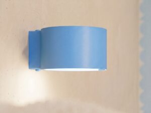 Miniaturka 10 - Minimalistyczny kinkiet Modessa 12 cm błękitny na ścianie we wnętrzu – zbliżenie