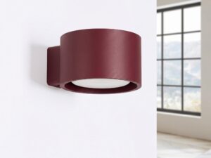 Miniaturka 59 - Minimalistyczny kinkiet Modessa 12 cm burgundowy na ścianie, na jasnym tle
