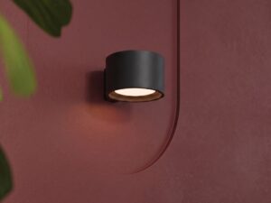 Miniaturka 91 - Minimalistyczny kinkiet Modessa 12 cm czarny na ścianie we wnętrzu – zbliżenie