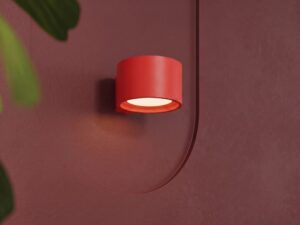 Miniaturka 24 - Minimalistyczny kinkiet Modessa 12 cm czerwony na ścianie we wnętrzu – zbliżenie