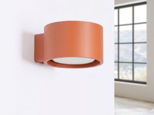 Miniaturka 66 - Minimalistyczny kinkiet Modessa 12 cm ochra czerwona na ścianie, na jasnym tle