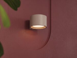 Miniaturka 77 - Minimalistyczny kinkiet Modessa 12 cm taupe na ścianie we wnętrzu – zbliżenie