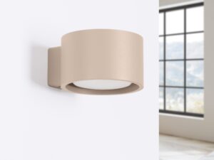 Miniaturka 72 - Minimalistyczny kinkiet Modessa 12 cm taupe na ścianie, na jasnym tle