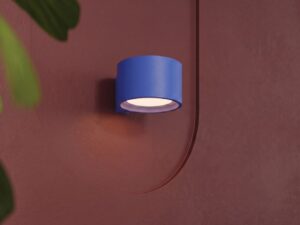 Miniaturka 57 - Minimalistyczny kinkiet Modessa 12 cm ultramaryna na ścianie we wnętrzu – zbliżenie