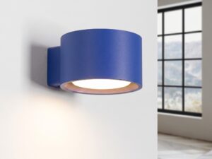Miniaturka 53 - Minimalistyczny kinkiet Modessa 12 cm ultramaryna z włączonym światłem