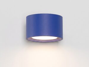 Miniaturka 54 - Minimalistyczny kinkiet Modessa 12 cm ultramaryna z przodu, ze światłem
