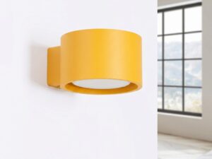 Miniaturka 26 - Minimalistyczny kinkiet Modessa 12 cm żółty na ścianie, na jasnym tle