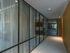 Miniaturka 7 - New Tria – moduły LED w oprawach sufitowych nowoczesnego korytarza