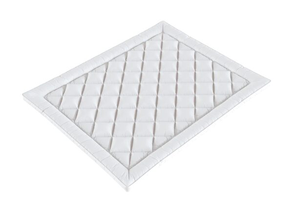 Pikowana nakładka na materac 80x200 cm z gumkami w narożnikach, na białym tle