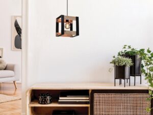 Miniaturka 2 - Lampa wisząca Naliseta z czarno-drewnianym kloszem w aranżacji jasnego salonu