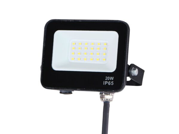 Czarny naświetlacz LED 20 W 4000 K IP65 widok od przodu na białym tle