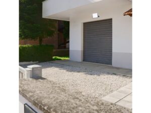 Miniaturka 4 - Naświetlacz LED zamontowany nad bramą garażową domu