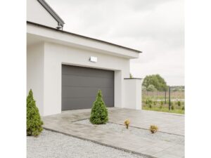 Miniaturka 3 - Naświetlacz LED zamontowany na jasnej elewacji budynku nad wjazdem do garażu