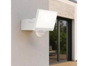 Miniaturka 3 - Biały naświetlacz LED 30 W w aranżacji oświetlenia zewnętrznego