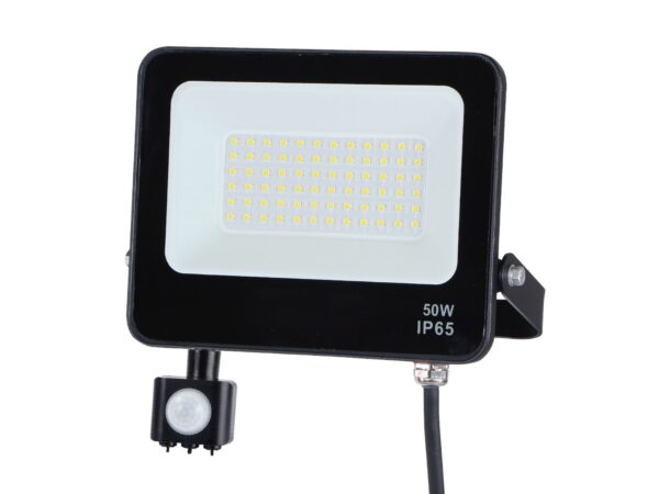 Czarny naświetlacz LED 50 W z czujnikiem PIR na białym tle