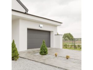 Miniaturka 2 - Naświetlacz LED PIR 30 W na elewacji przy garażu