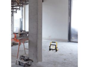 Miniaturka 2 - Naświetlacz LED na stojaku przy pracach remontowych – aranżacja