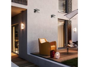 Miniaturka 5 - Dwie czarne solarne lampy LED zamontowane na elewacji przy tarasie