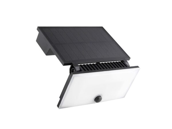 Czarny naświetlacz solarny LED z czujnikiem i regulowanym panelem na białym tle