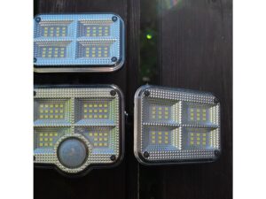 Miniaturka 4 - Zbliżenie czterech modułów świetlnych i czujnika ruchu lampy solarnej
