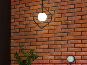 Miniaturka 1 - Lampa wisząca Nevemio czarno-złota w aranżacji pomieszczenia