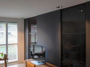 Miniaturka 4 - Czarna oprawa New Tria 155 w suficie nowoczesnego salonu