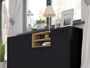Miniaturka 2 - Komoda Nimet czarny mat z wstawką w kolorze dąb artisan w salonie — zbliżenie