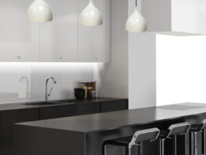 Miniaturka 4 - Biała lampa wisząca Noreta w aranżacji nowoczesnej kuchni