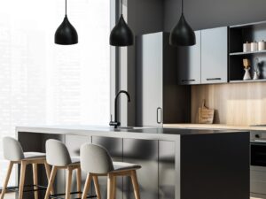 Miniaturka 1 - Czarna lampa wisząca Noreta w aranżacji nad wyspą kuchenną