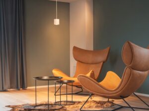 Miniaturka 9 - Biała lampa wisząca Oculus PD przy fotelach we wnętrzu