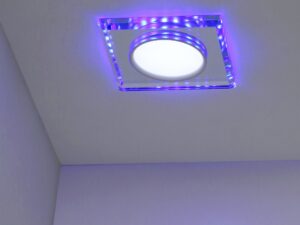 Miniaturka 2 - Oczko LED z niebieskim pierścieniem świetlnym zamontowane w białym suficie