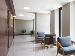 Miniaturka 1 - Okrągłe oczka sufitowe LED w jasnym wnętrzu z fotelami