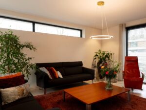 Miniaturka 7 - Mosiężna lampa One Flat PD – podświetlony ring w jasnym salonie
