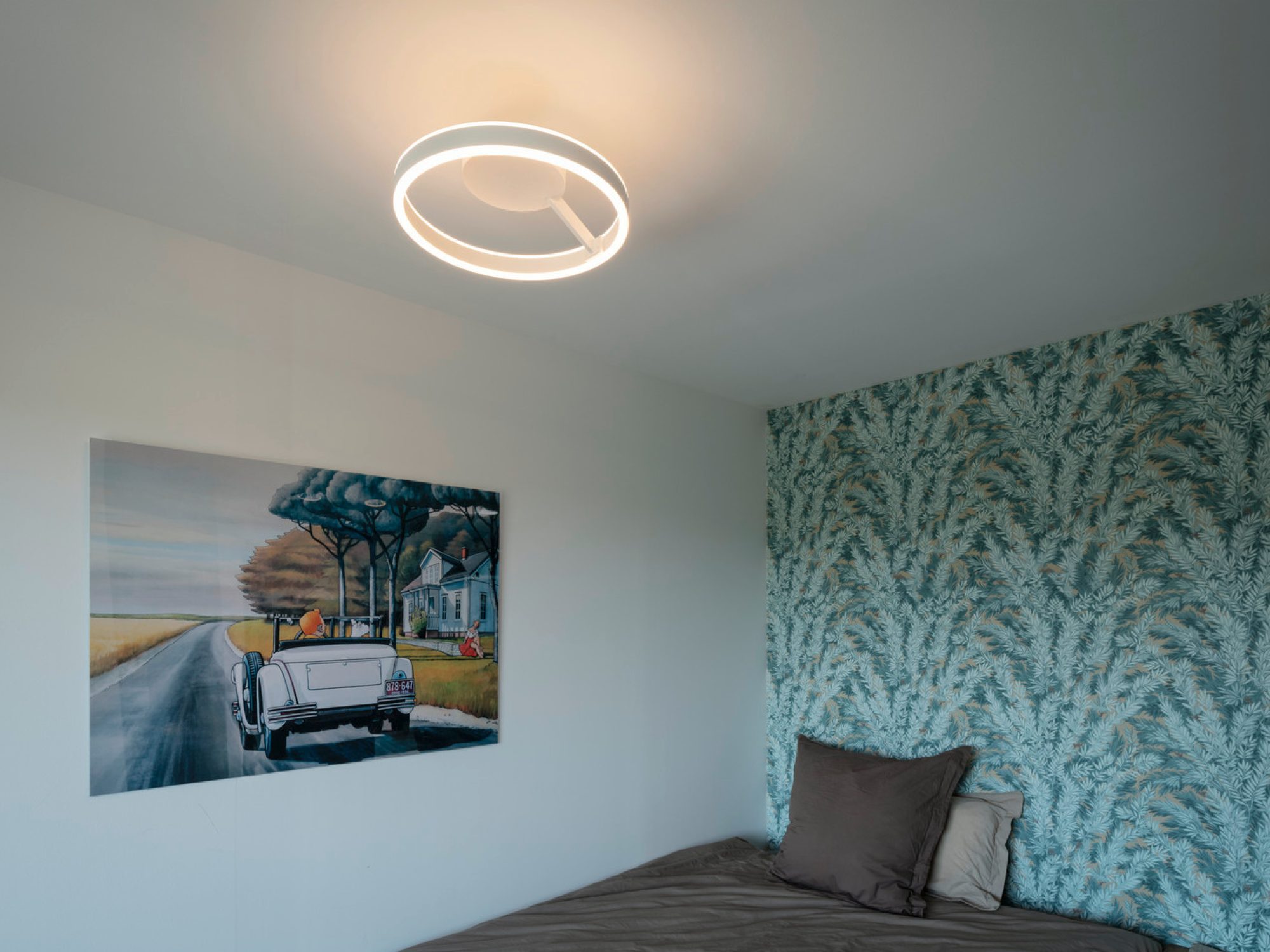 Biała okrągła lampa ONE LED w aranżacji wnętrza