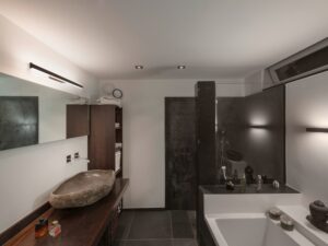 Miniaturka 9 - Kinkiet One Linear 70 czarno-biały nad lustrem w łazience