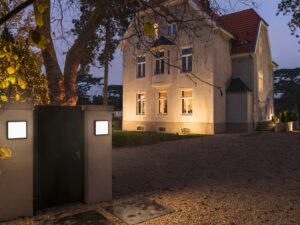 Miniaturka 8 - Oprawy Ainos Square Sensor oświetlające słupki furtki ogrodowej