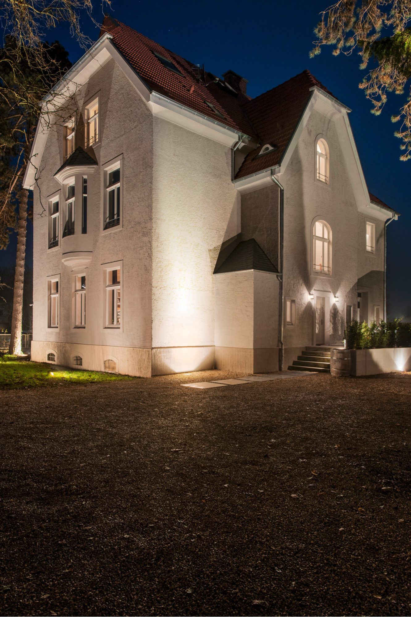 Oprawy dogruntowe Dasar 255 LED podświetlające elewację budynku
