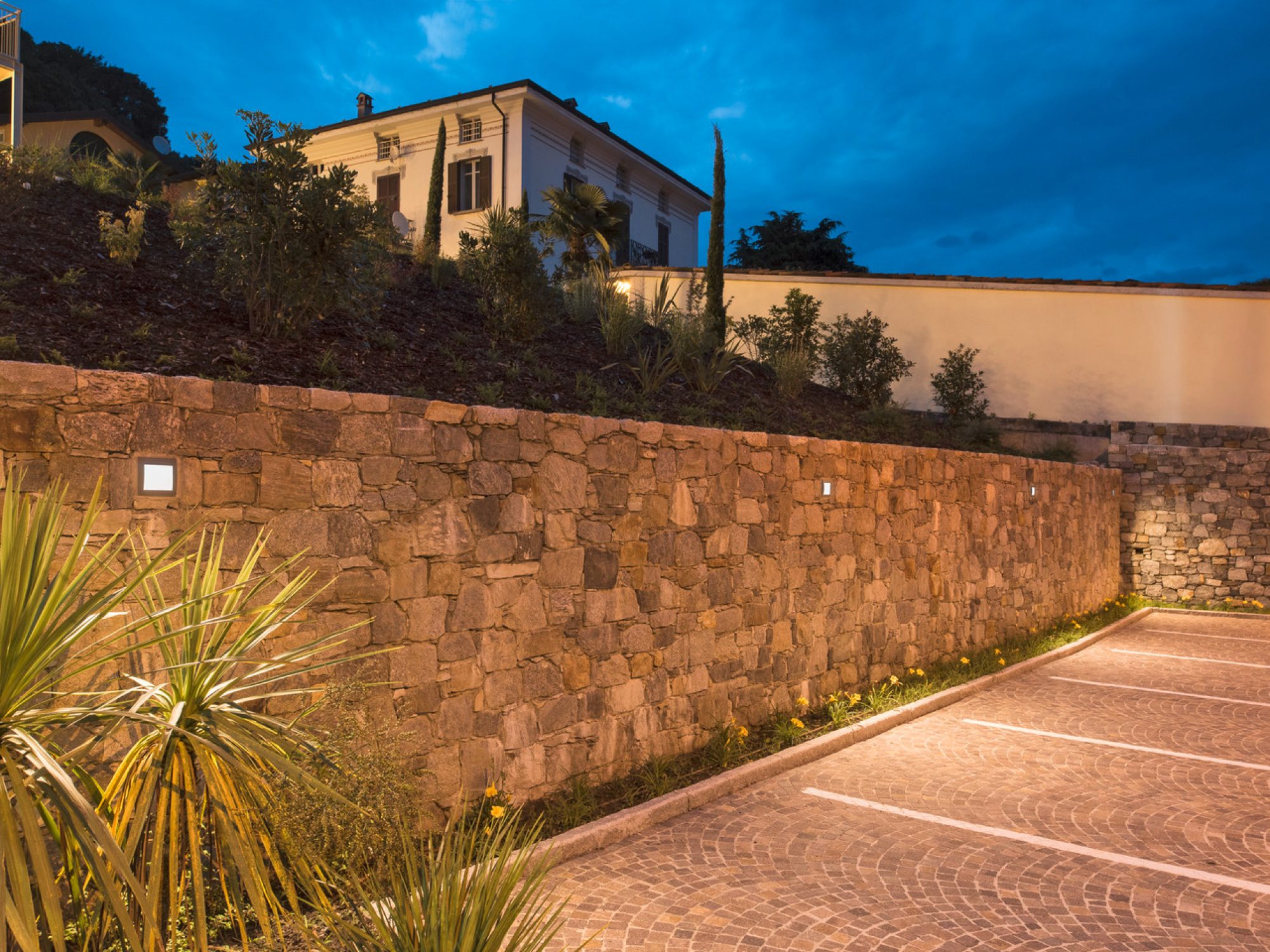 Lampy wpuszczane Downunder Out LED L – aranżacja na kamiennym murze