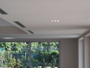 Miniaturka 7 - Biała oprawa Kadux Triple LED na suficie nowoczesnego salonu