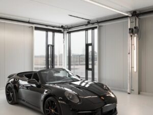 Miniaturka 1 - Białe oprawy liniowe Easylight w podwieszeniu sufitowym hali
