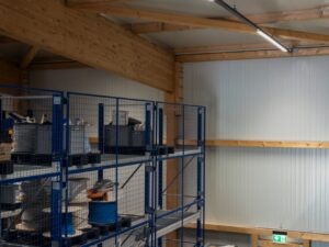 Miniaturka 4 - Białe oprawy liniowe Easylight w instalacji oświetleniowej
