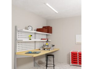 Miniaturka 5 - Biała oprawa LED 120 cm nad stołem warsztatowym – aranżacja