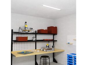 Miniaturka 5 - Listwa oświetleniowa LED na suficie domowego warsztatu nad stołem roboczym