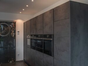 Miniaturka 7 - Białe oprawy New Tria Universal 68 w nowoczesnej kuchni