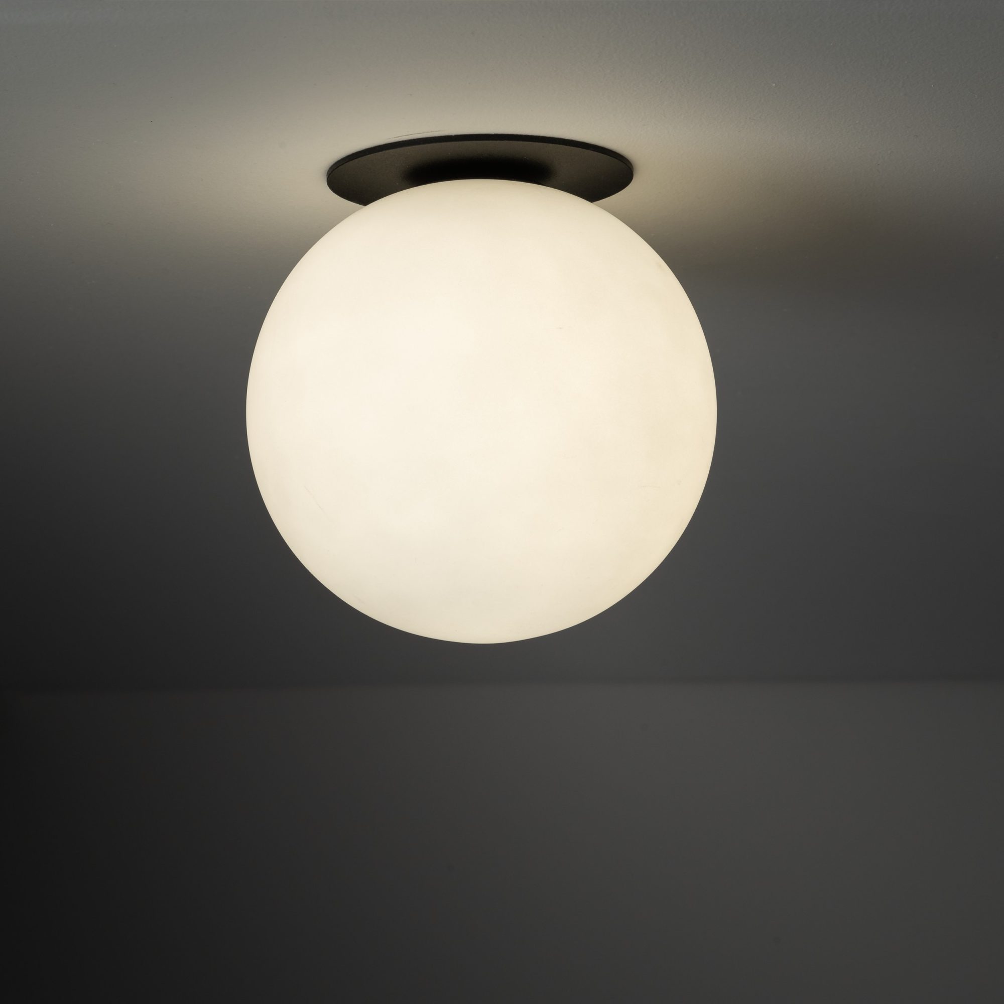Lampa podtynkowa Vox z mlecznobiałym kloszem w aranżacji wnętrza