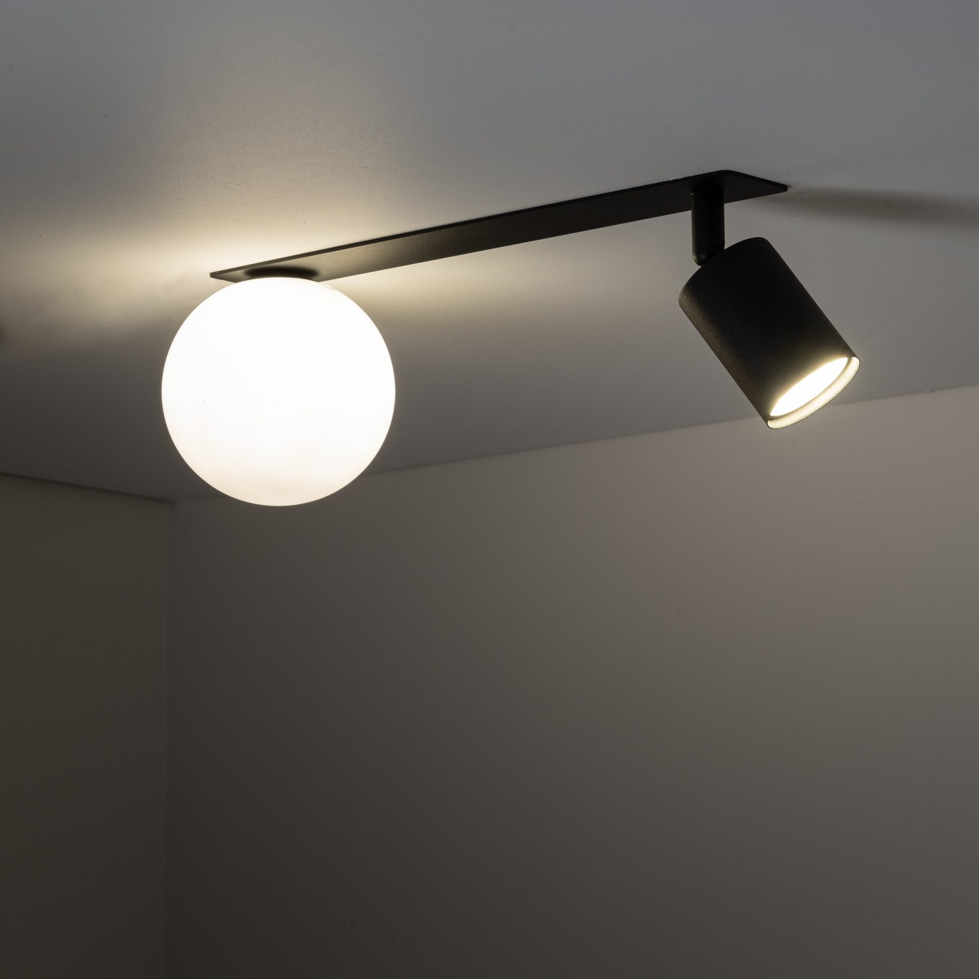 Dwupunktowa lampa podtynkowa Vox z czarnym reflektorem i mlecznym kloszem we wnętrzu