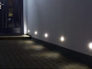Miniaturka 2 - Oprawa schodowa MUR LED INOX F 04 w aranżacji na ścianie