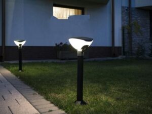 Miniaturka 2 - Oprawa stojąca TEO 3 w otoczeniu ogrodu