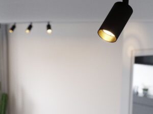 Miniaturka 5 - Czarna oprawa Amis GU10 z ruchomą głowicą w aranżacji pomieszczenia